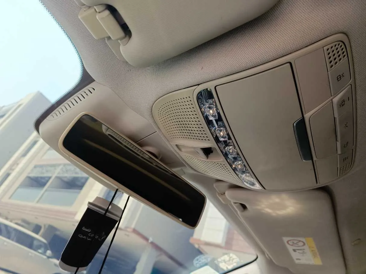 Car image 30