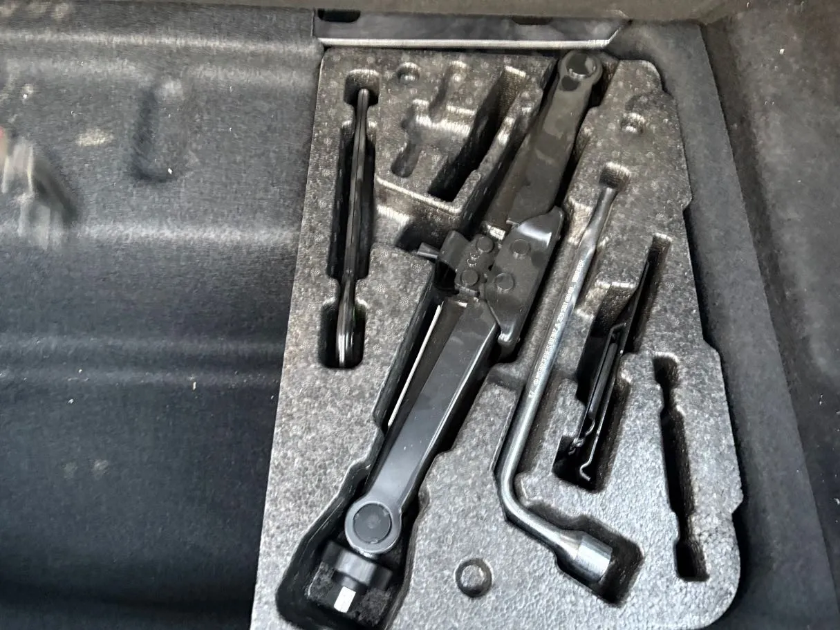 Car image 30