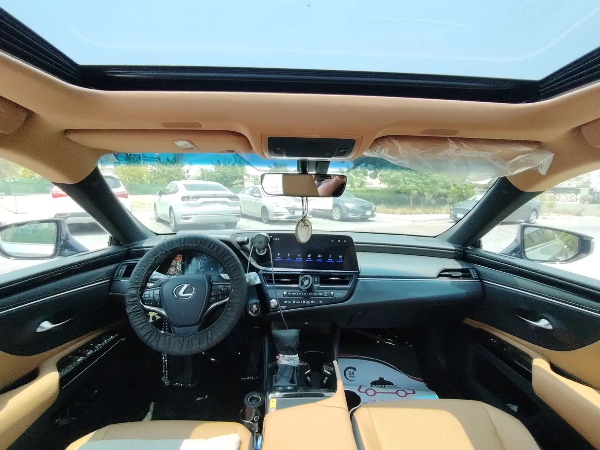 Car image 17