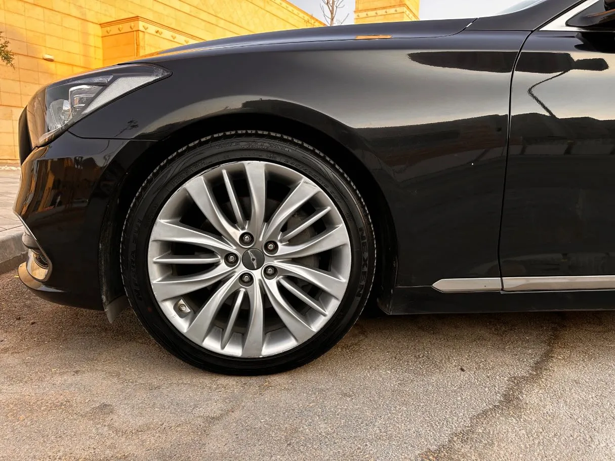 Car image 9