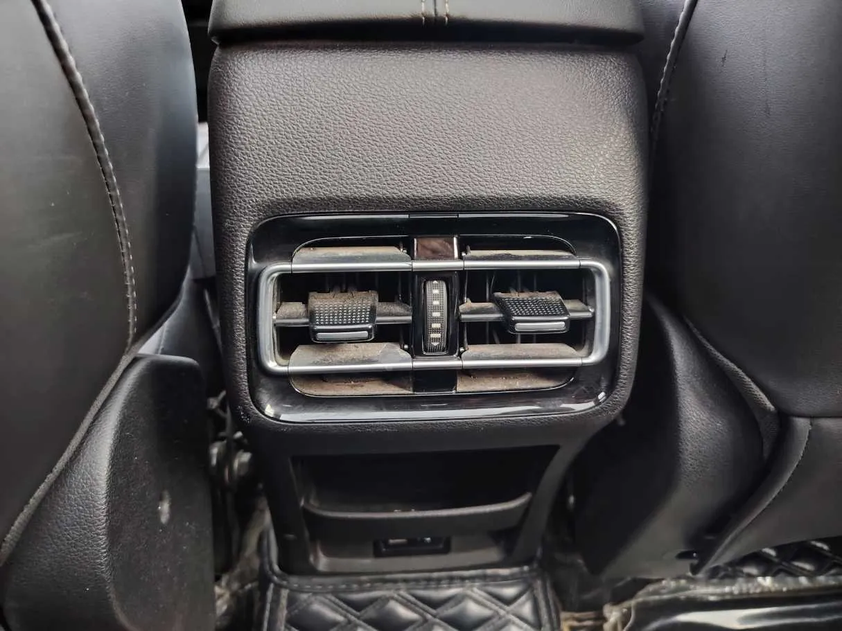 Car image 30