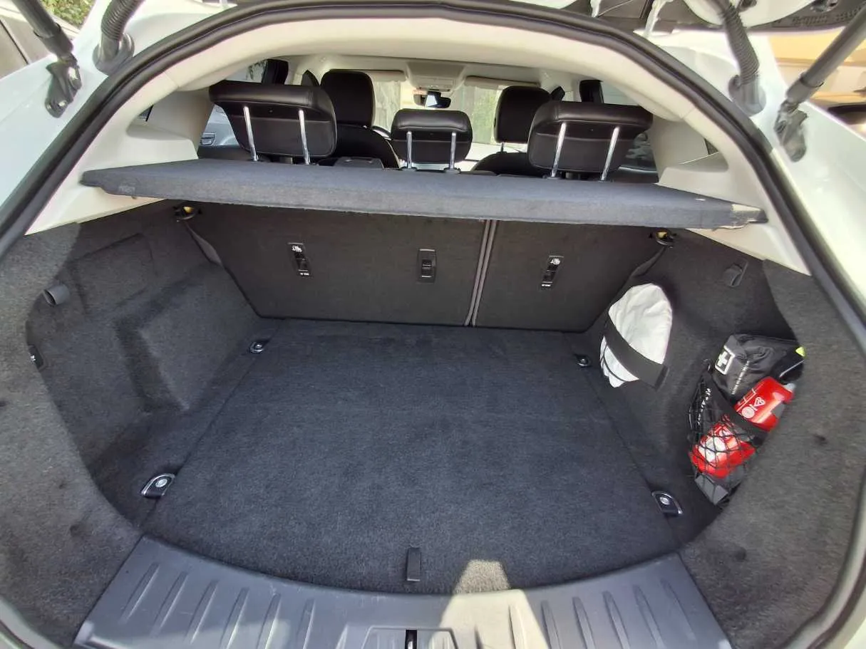 Car image 19