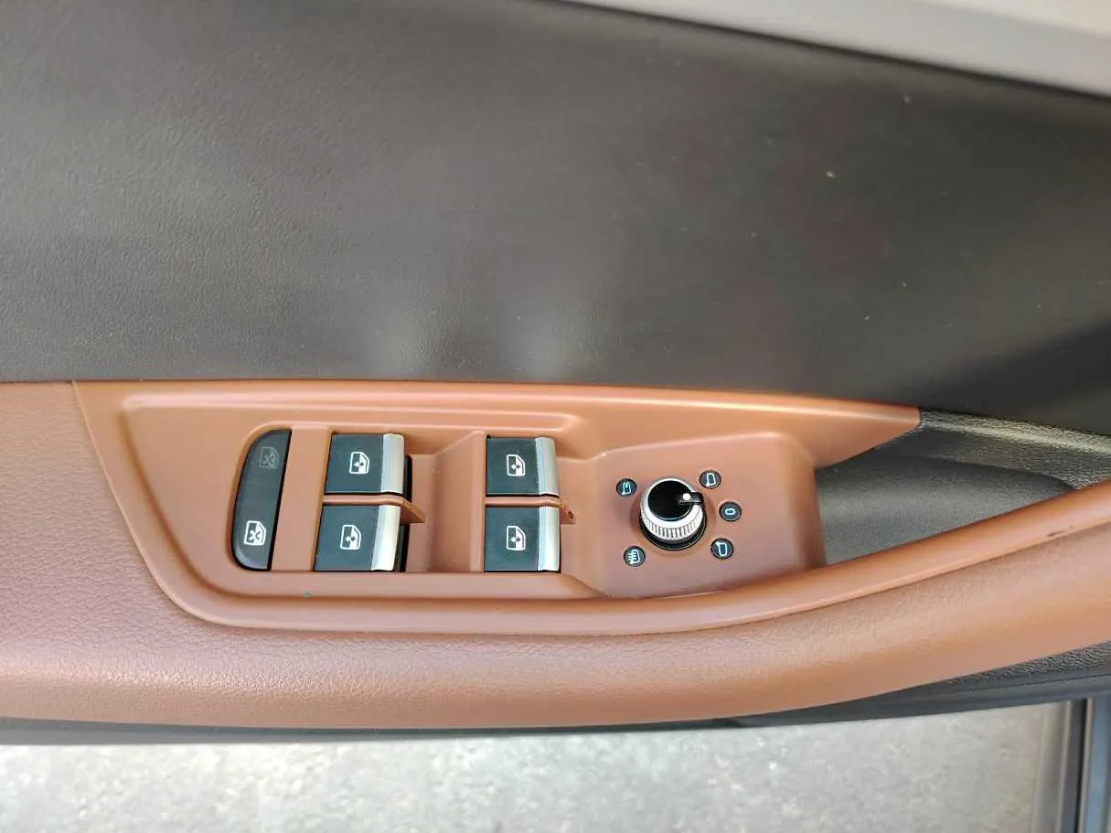 Car image 37