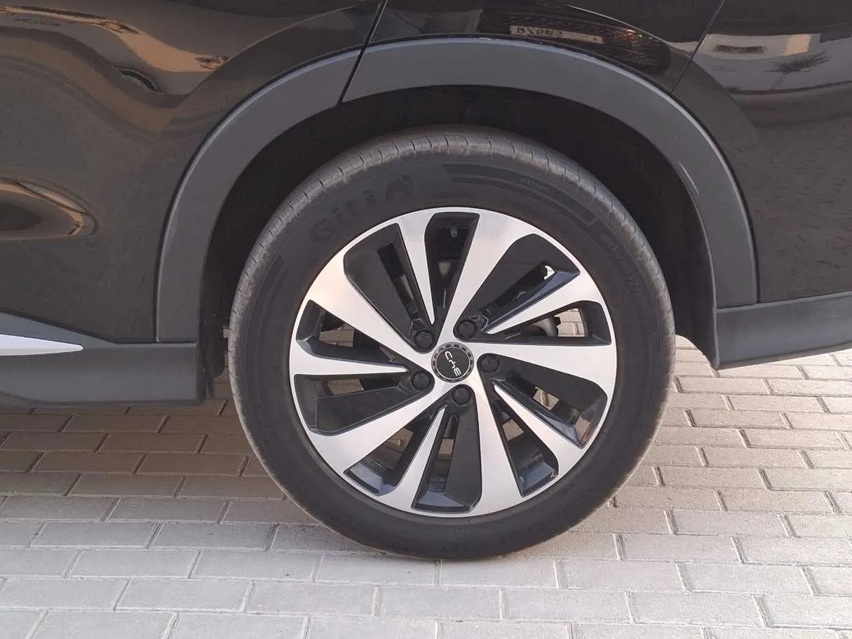 Car image 9