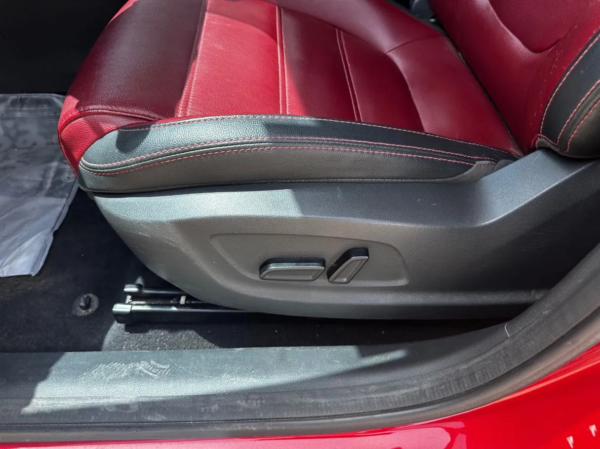 Car image 25