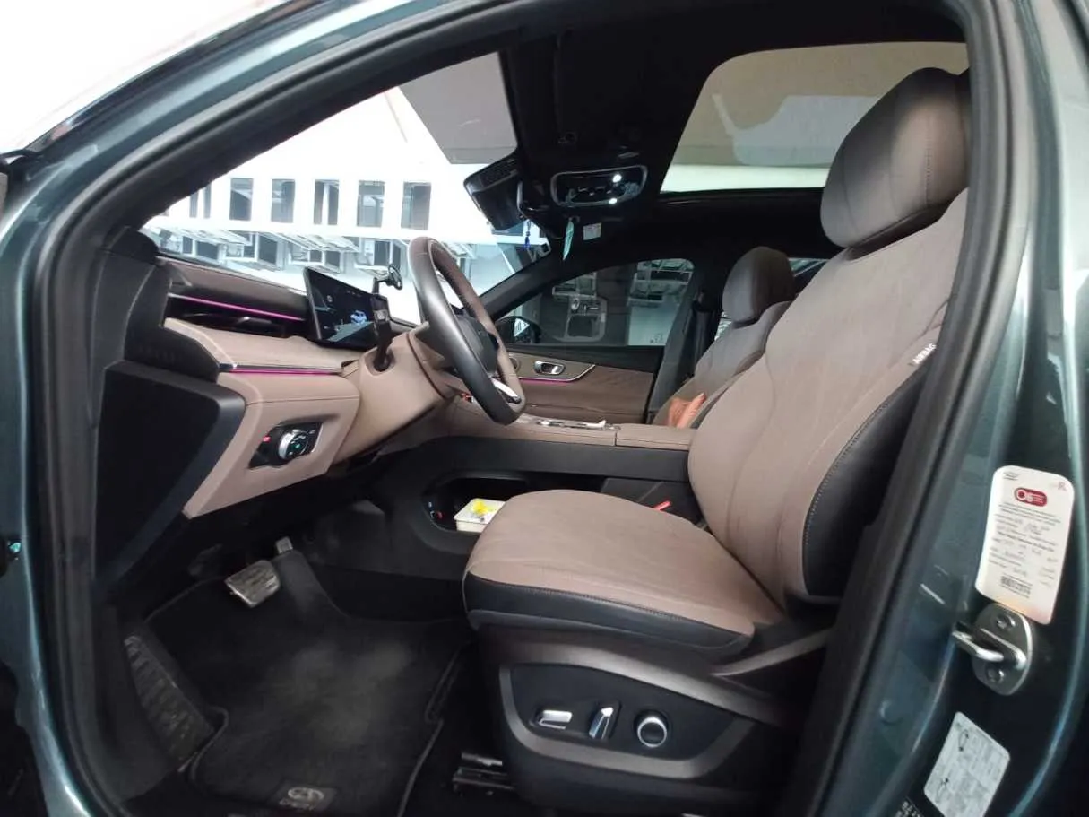 Car image 12