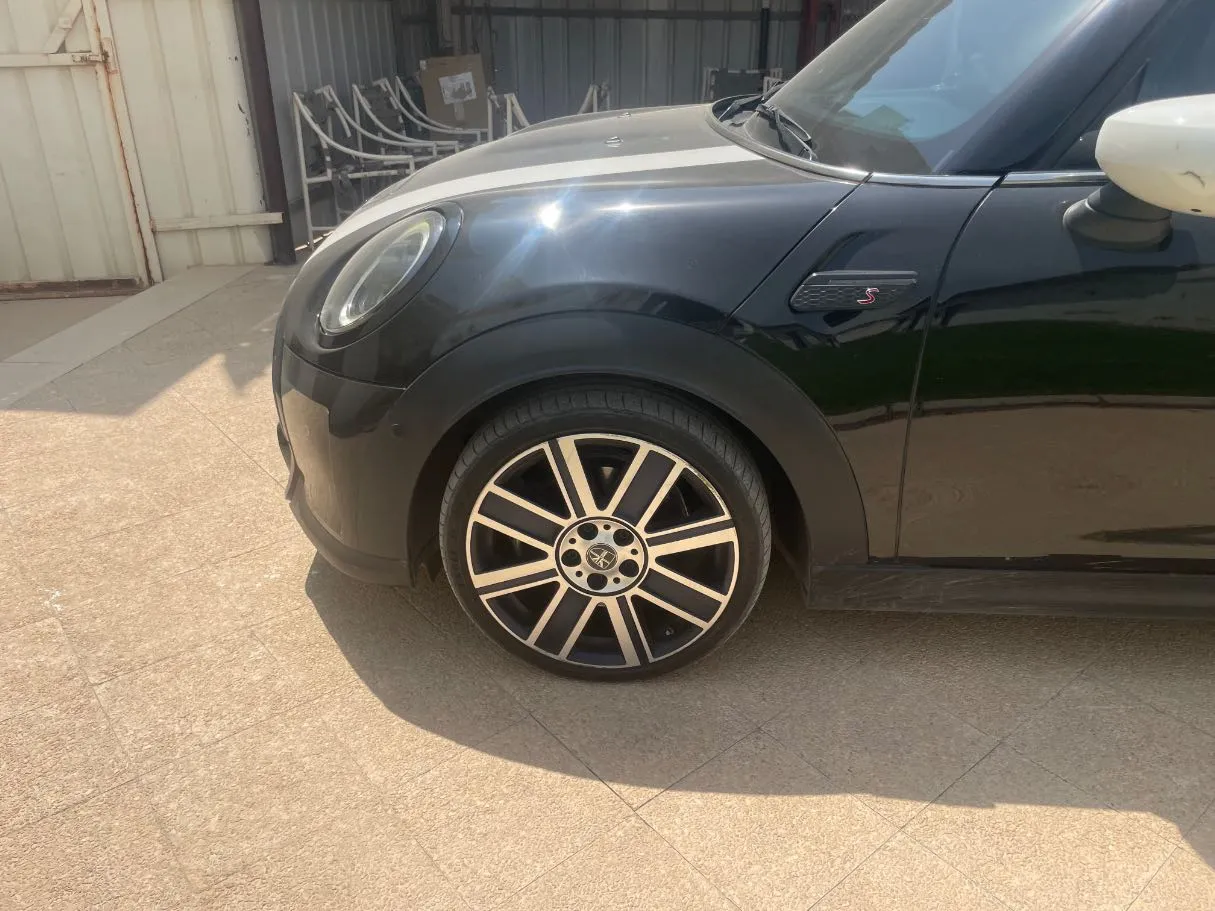 Car image 9