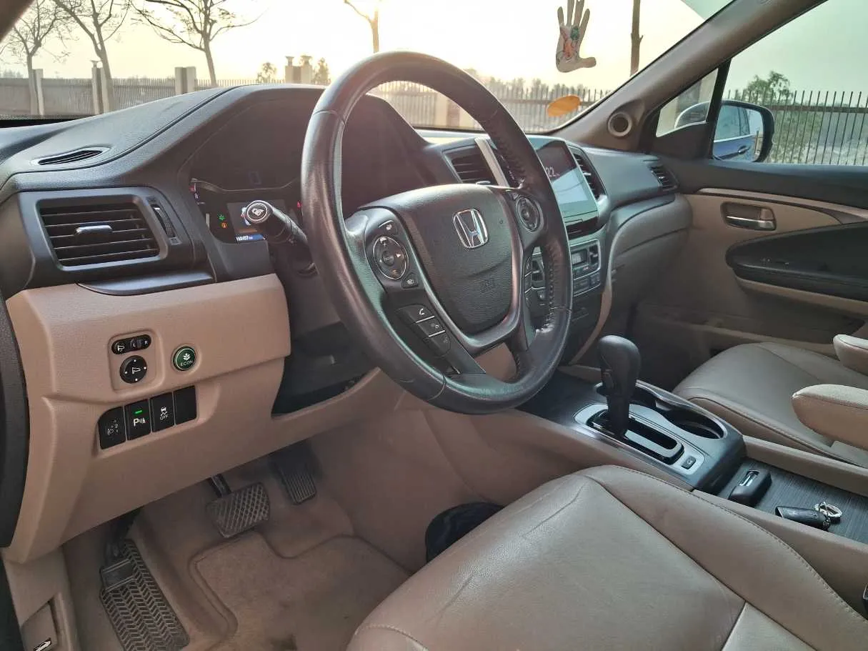 Car image 11