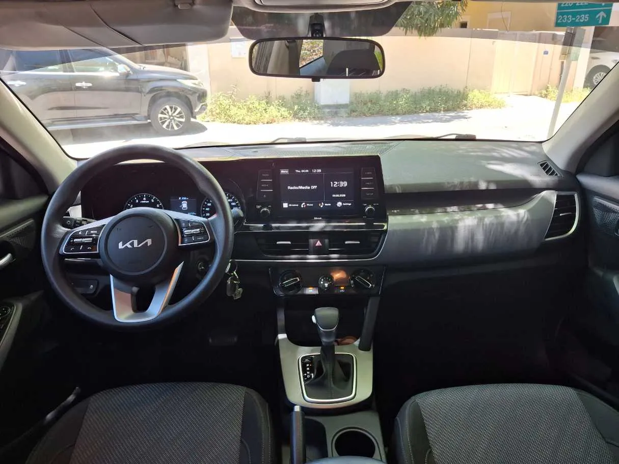 Car image 14
