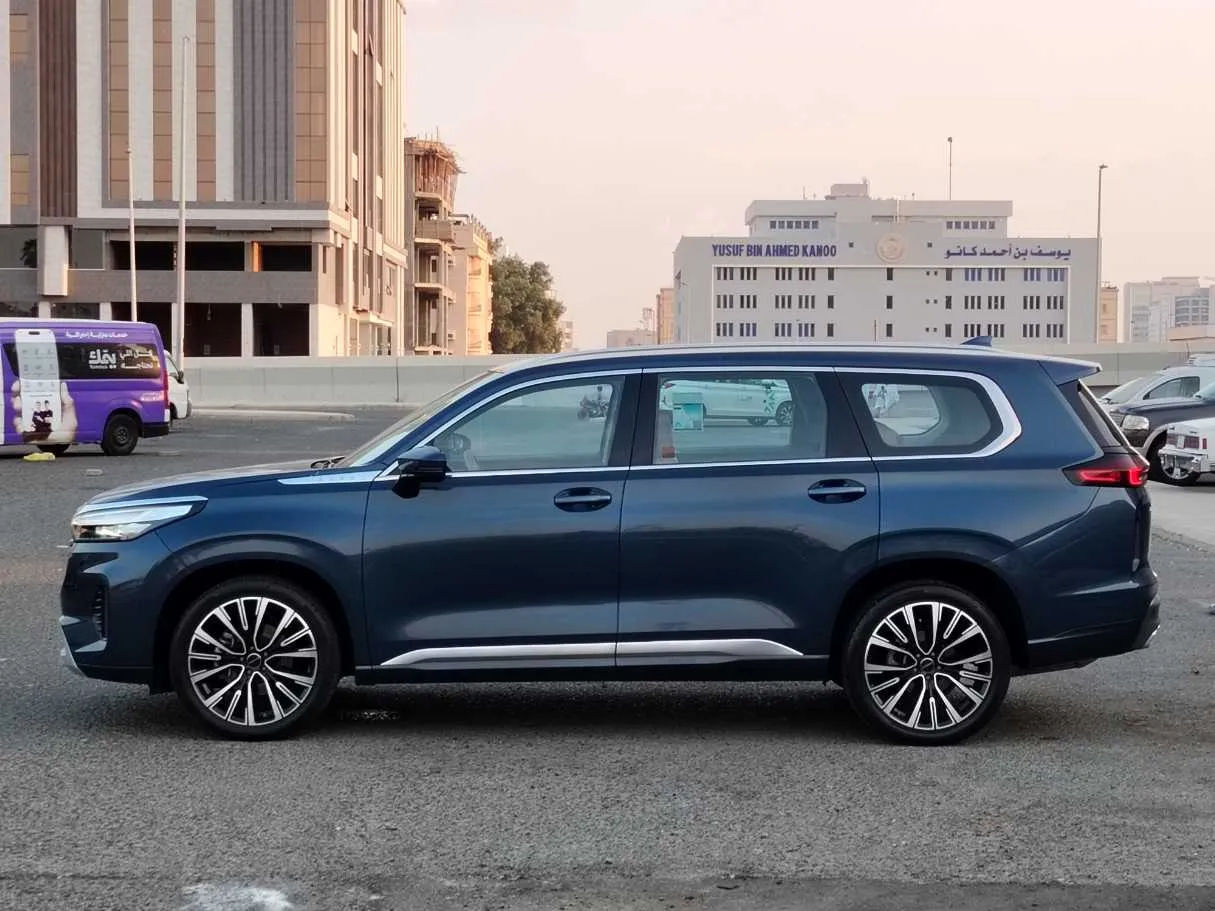 Car image 10