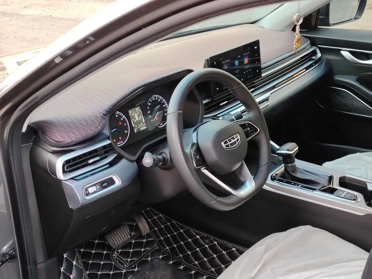 Car image 12