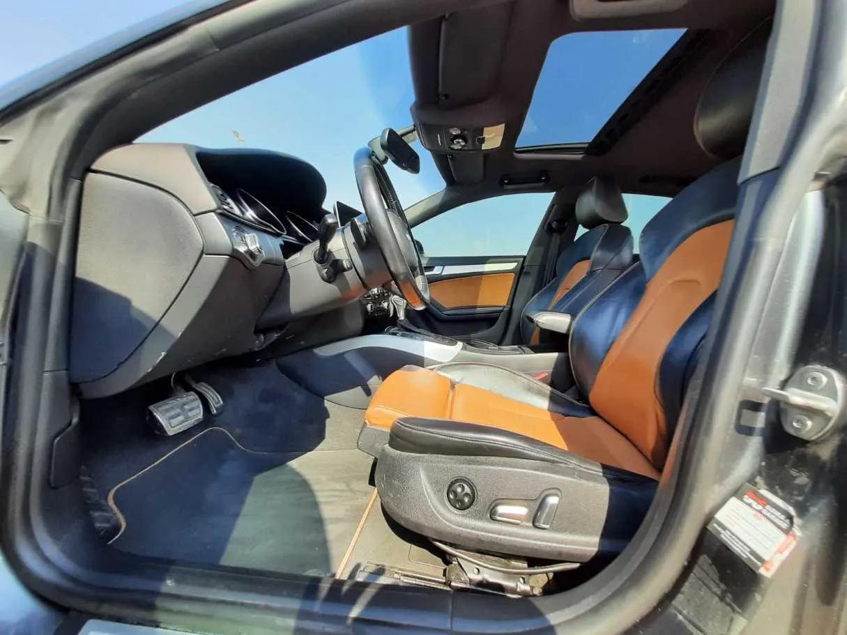 Car image 12