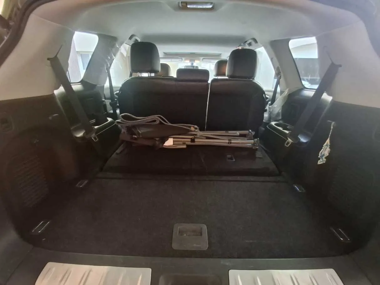 Car image 19