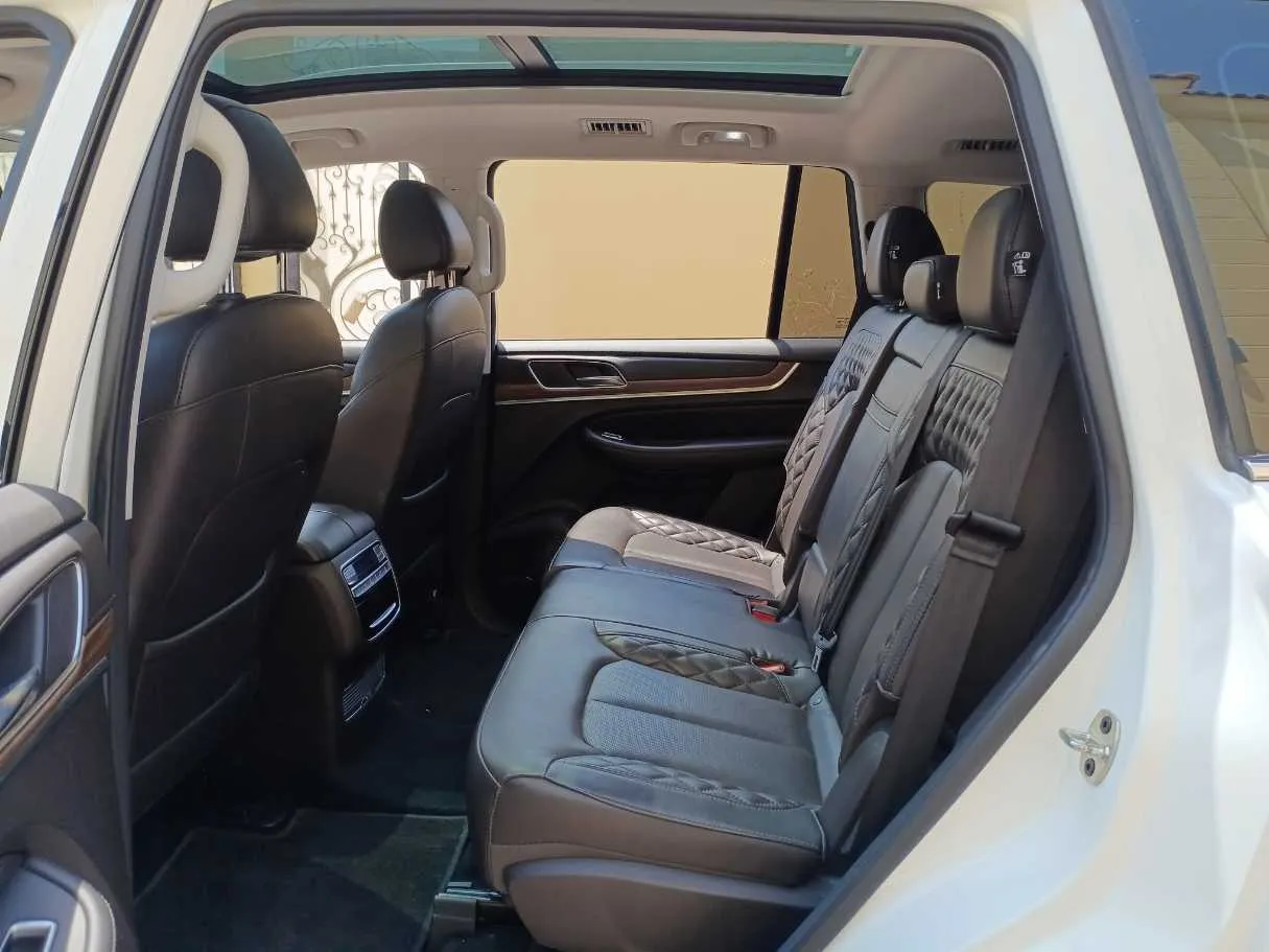 Car image 13