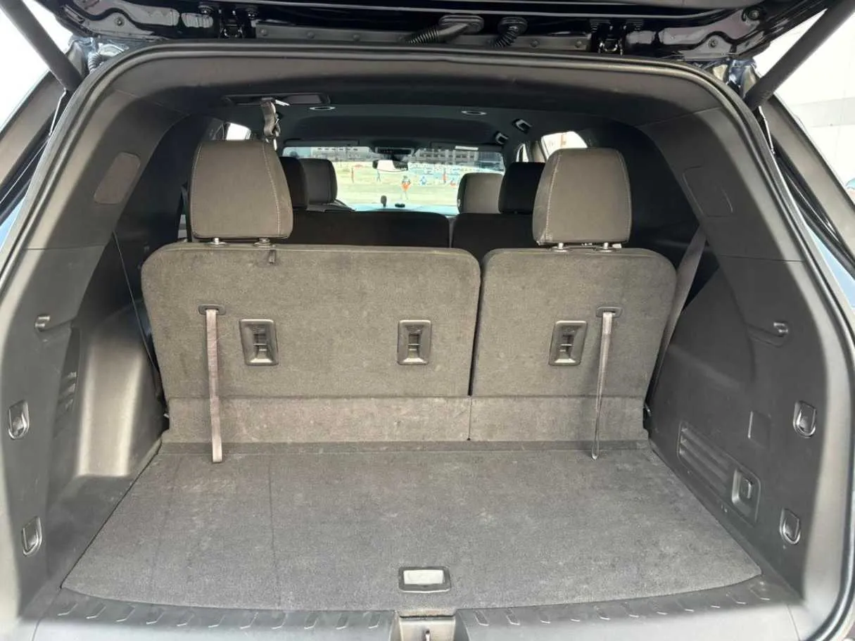 Car image 30
