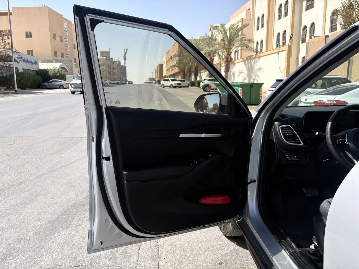 Car image 10