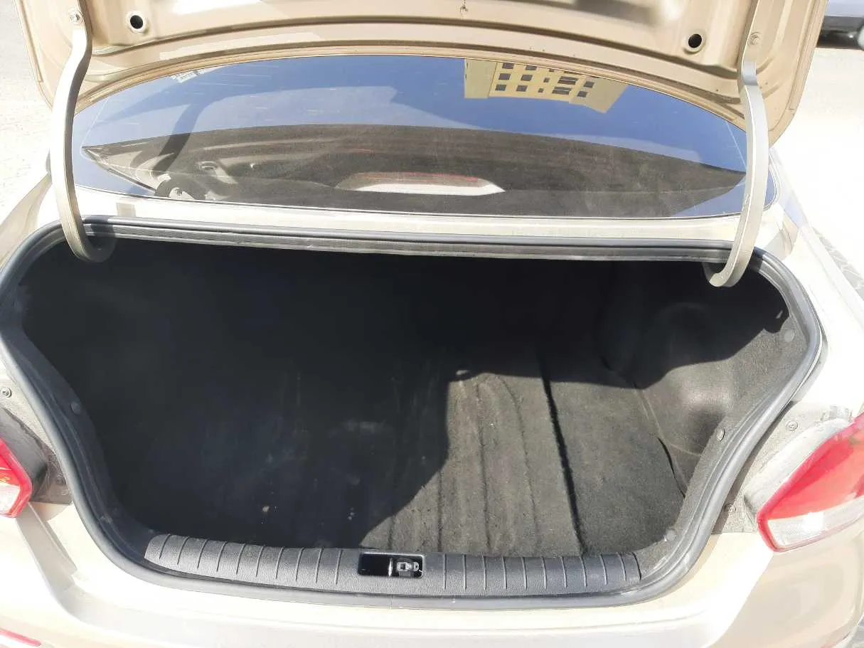 Car image 18
