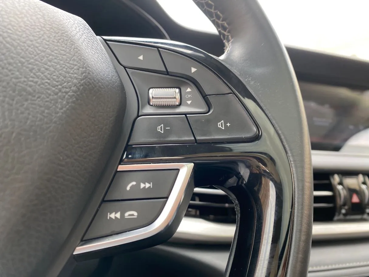 Car image 25
