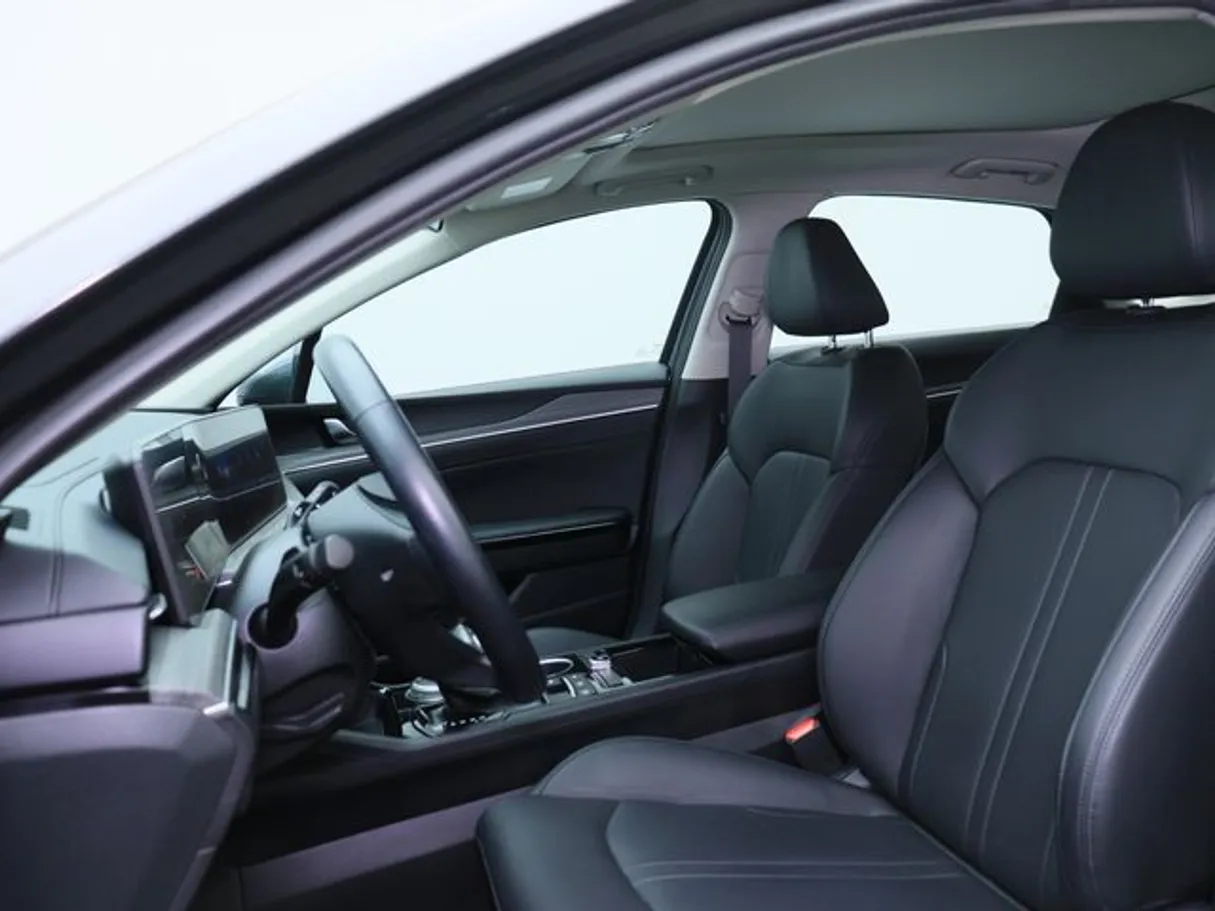Car image 8