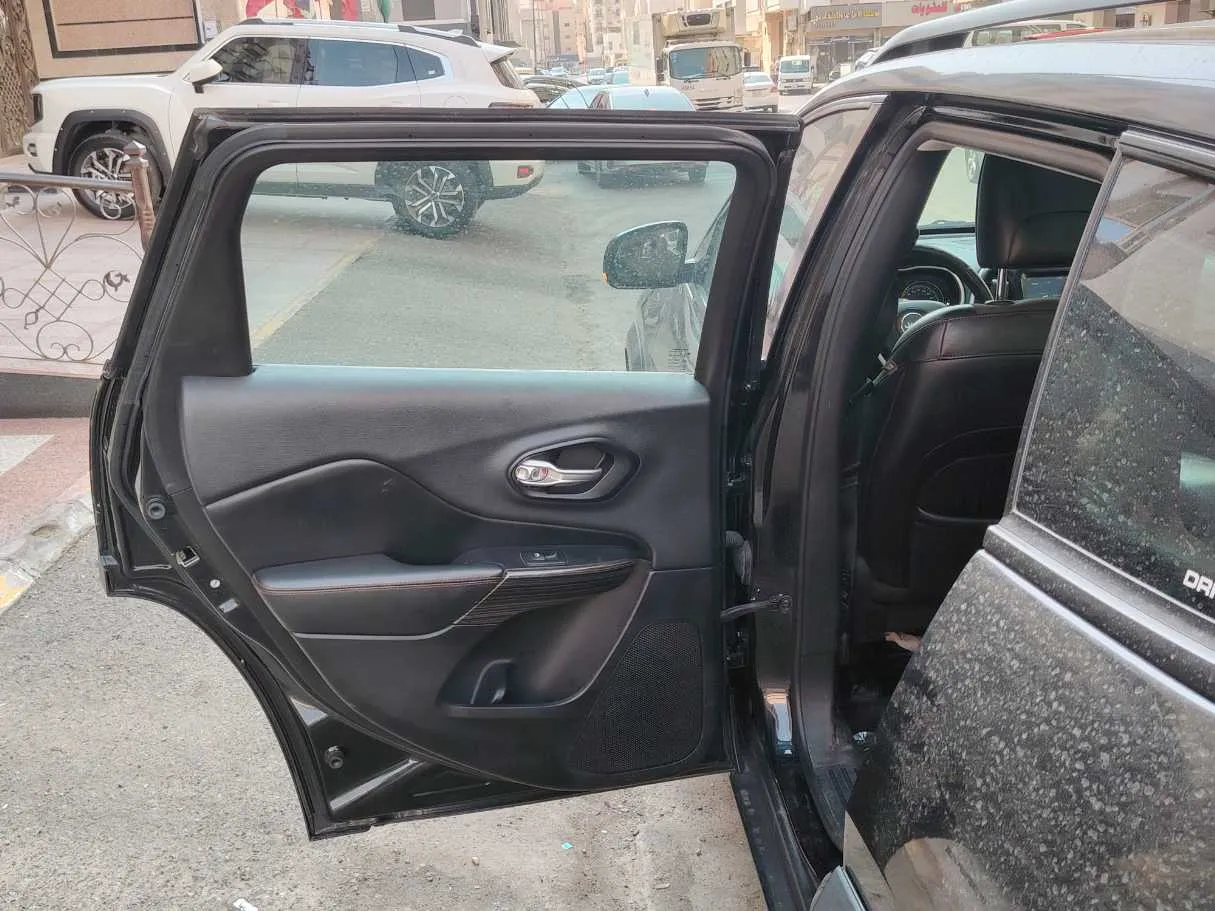 Car image 14