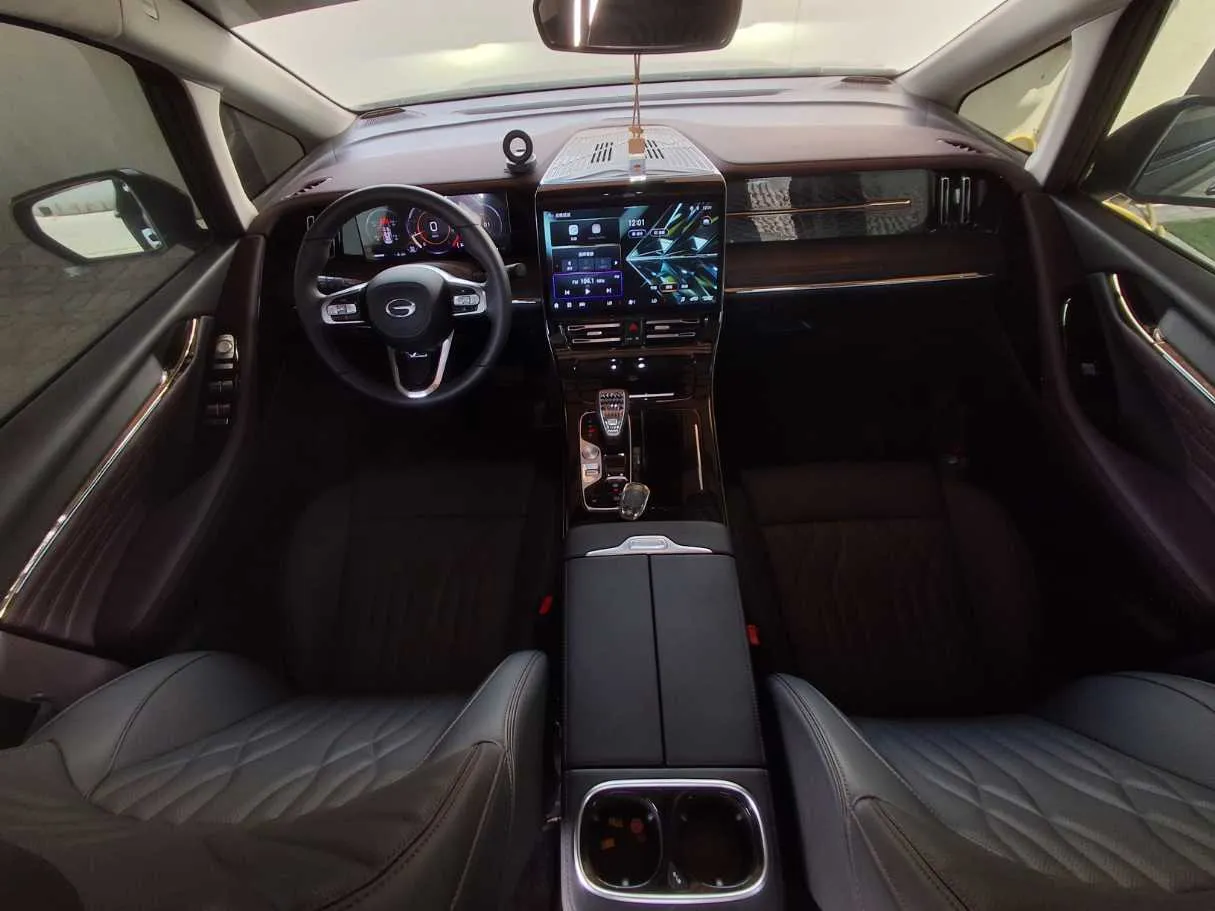 Car image 18