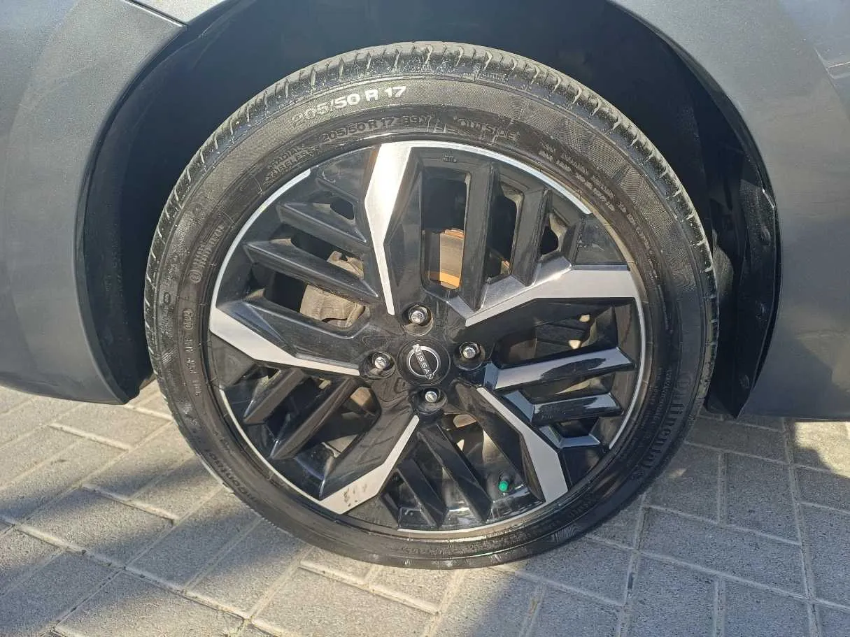 Car image 9