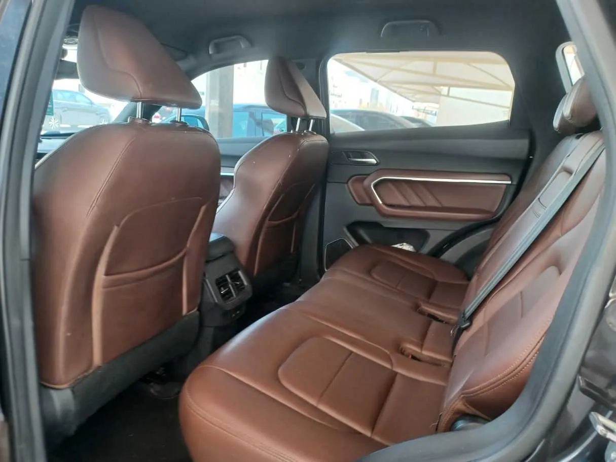 Car image 14