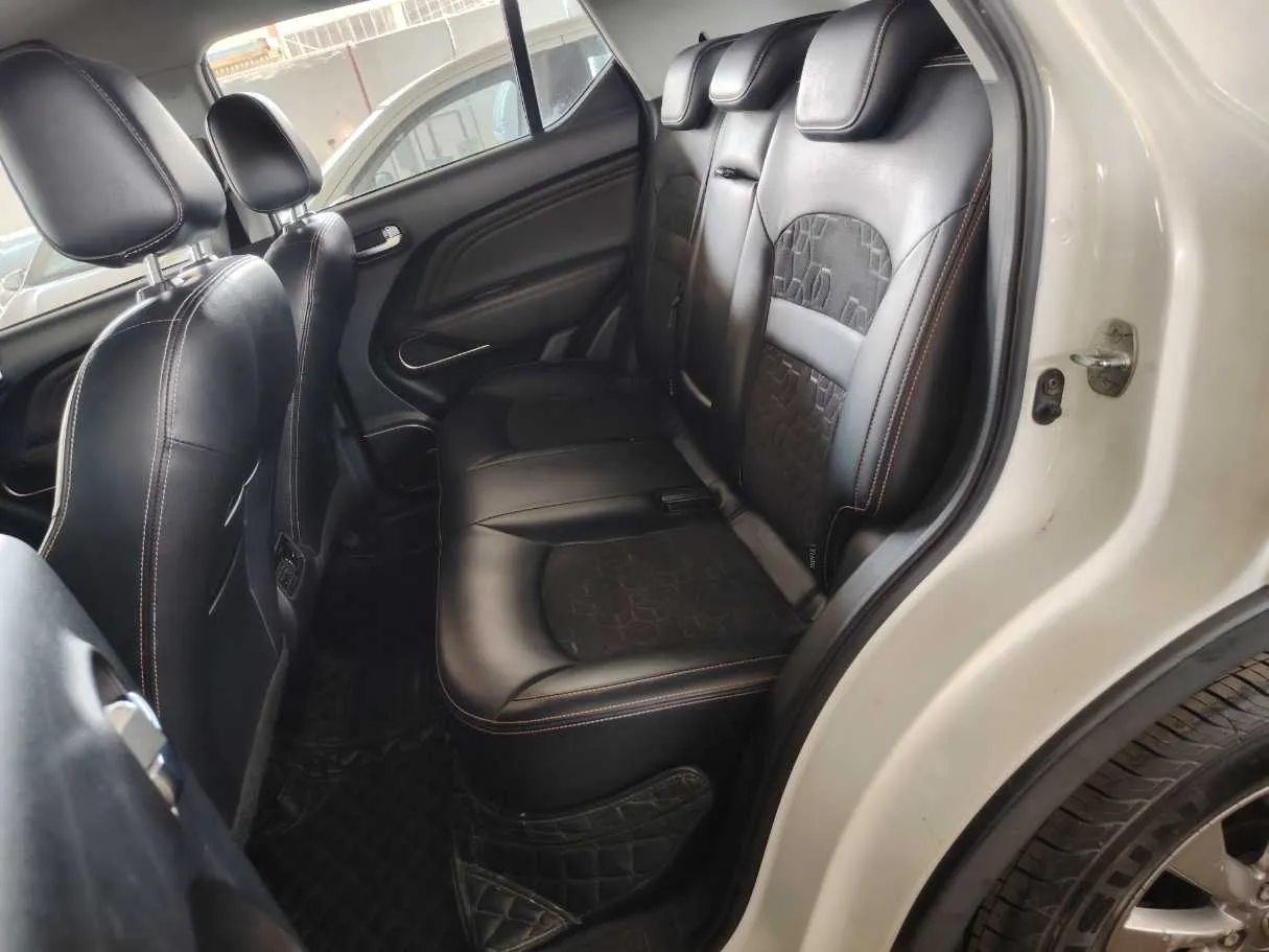 Car image 18