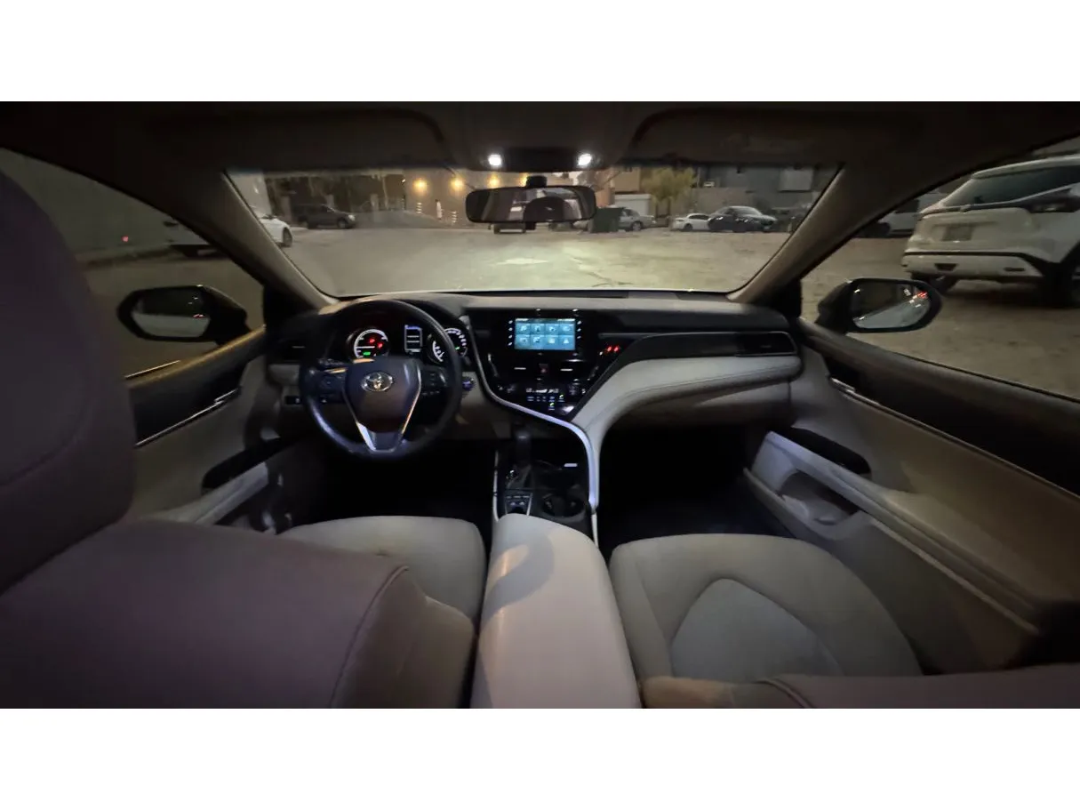 Car image 14