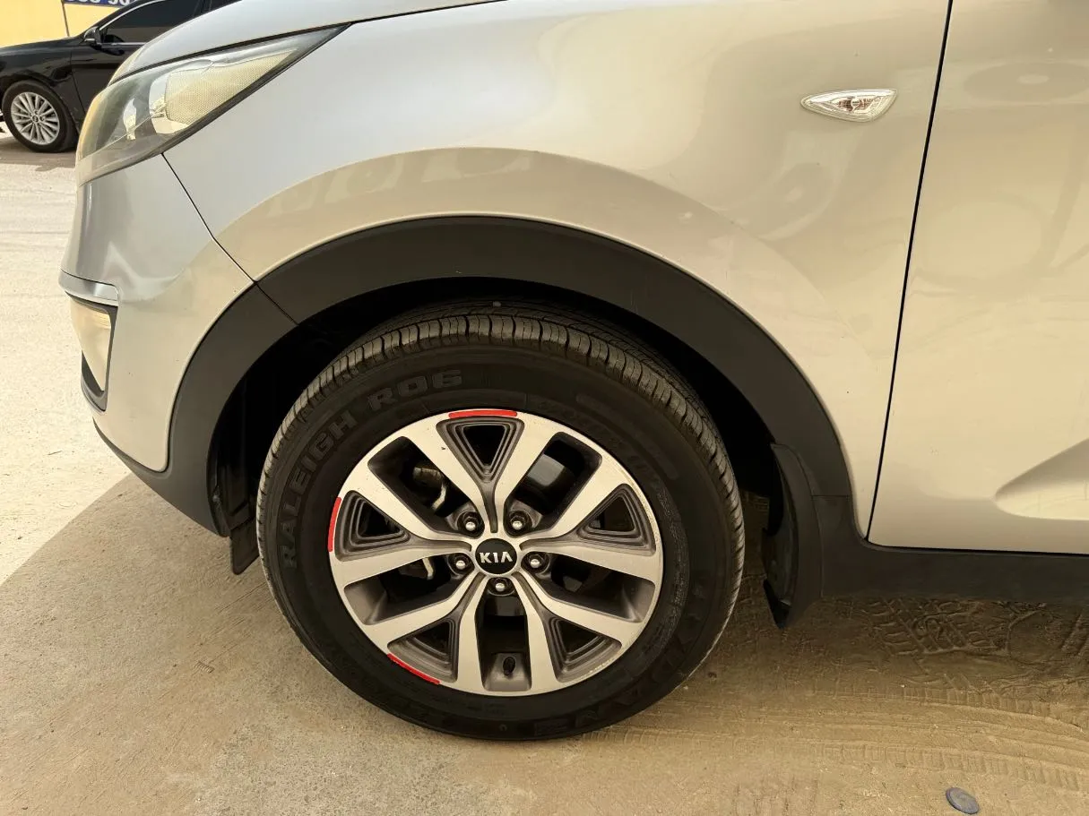 Car image 9