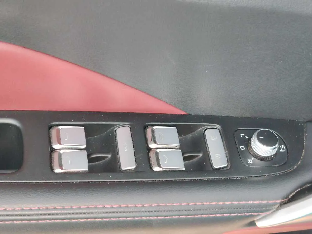 Car image 30