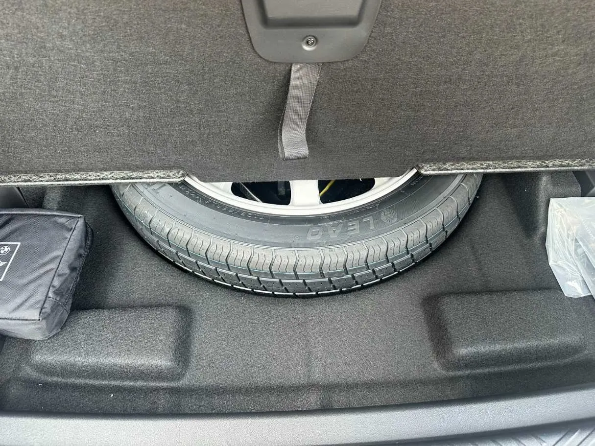 Car image 24