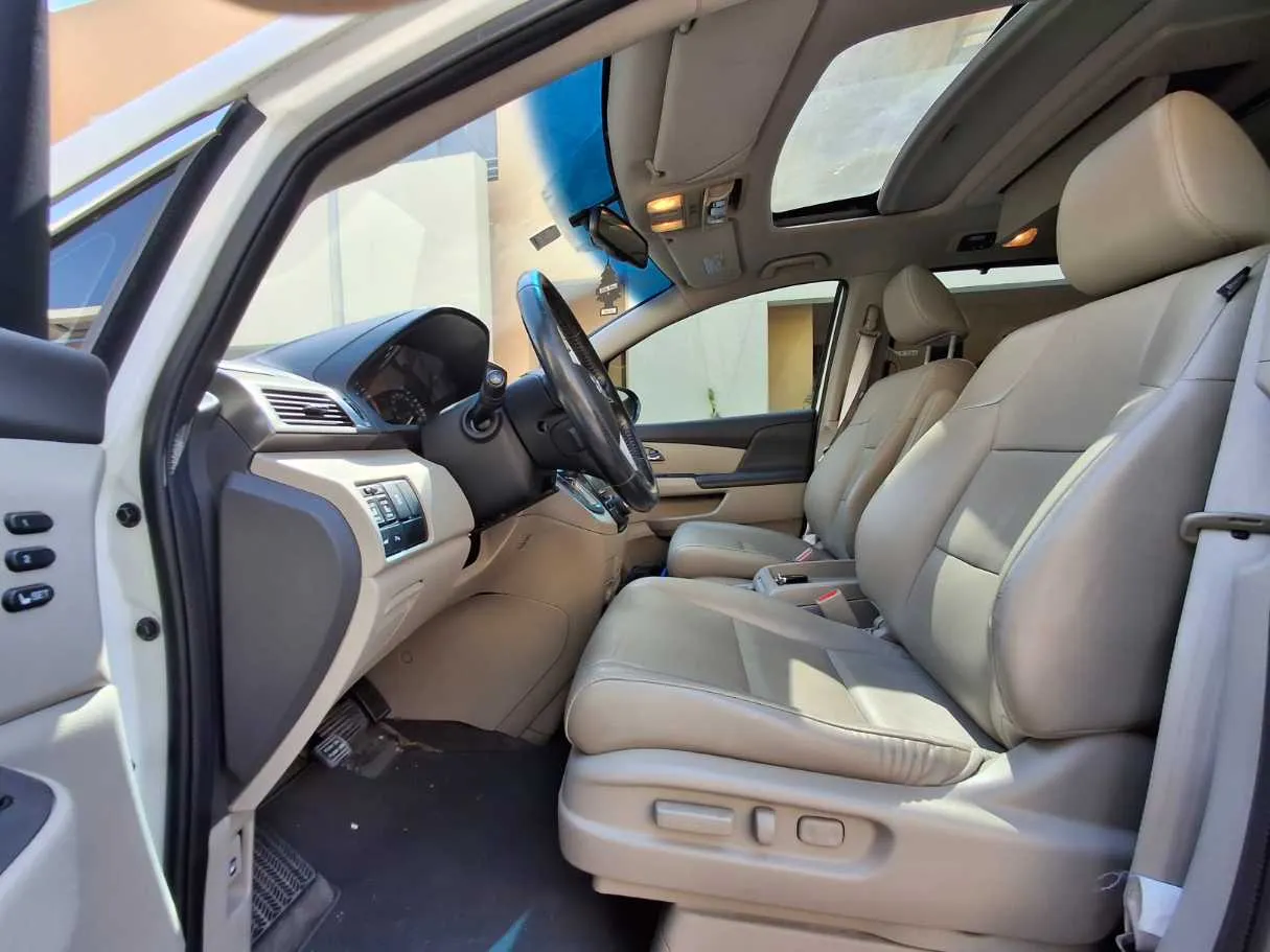 Car image 12