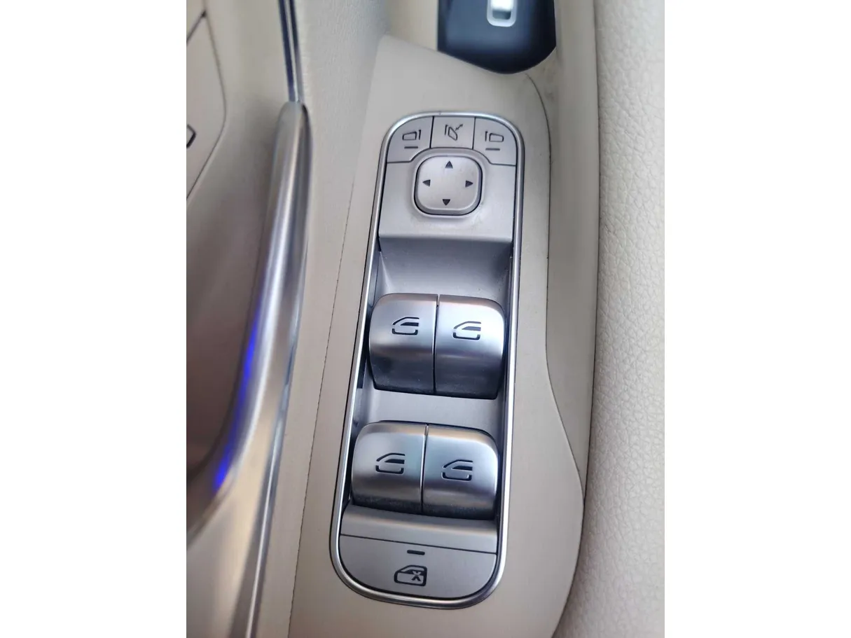 Car image 27