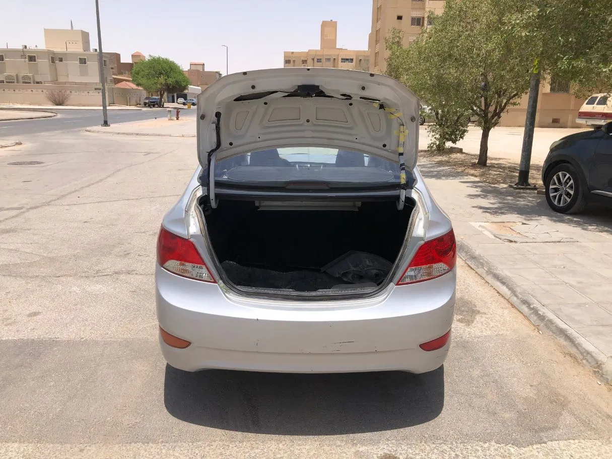 Car image 19