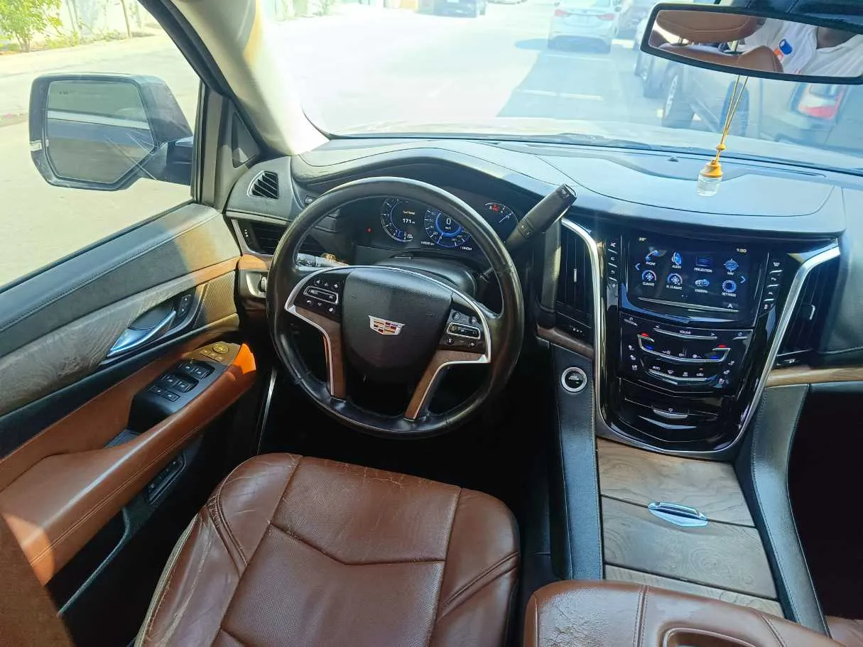 Car image 25
