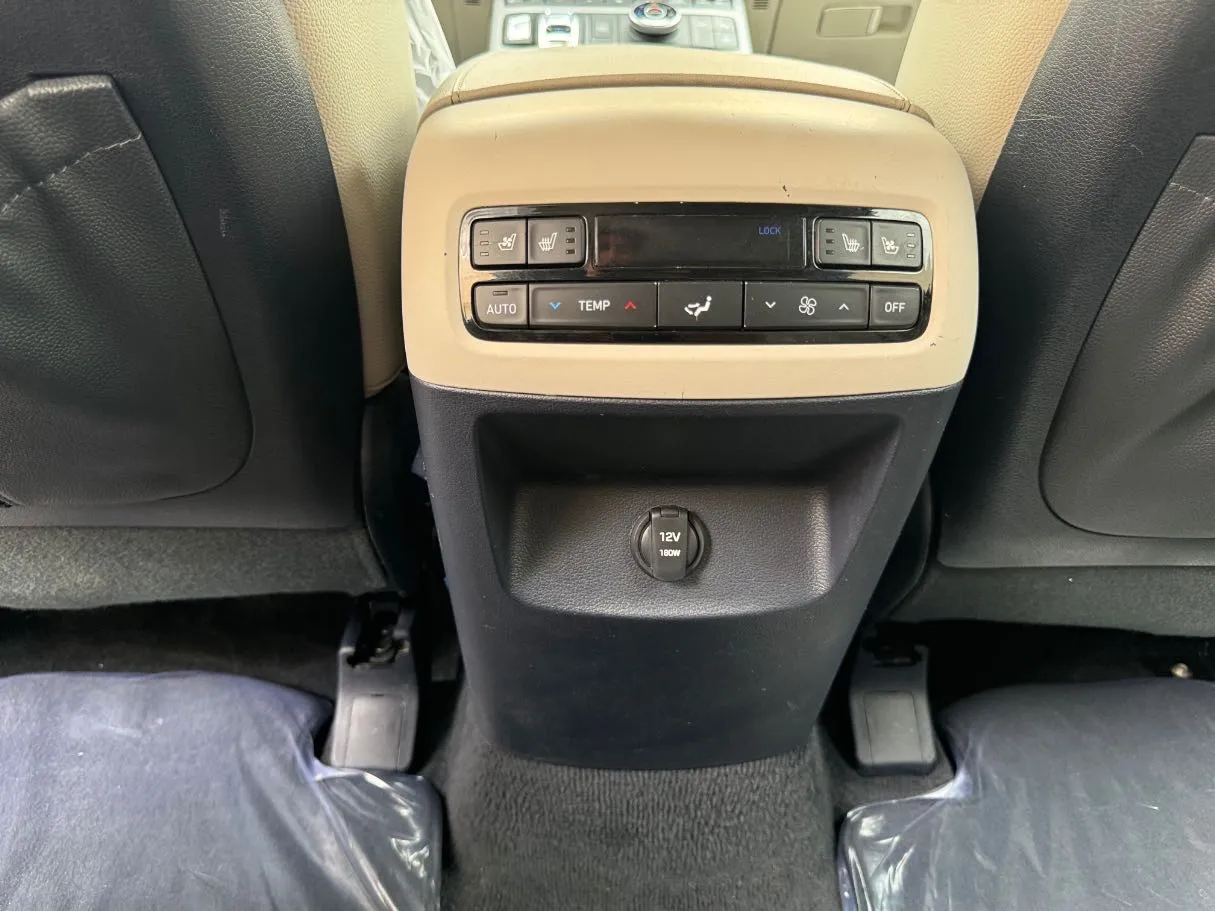 Car image 24