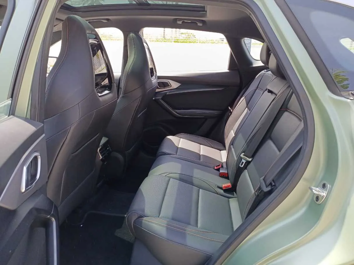 Car image 14