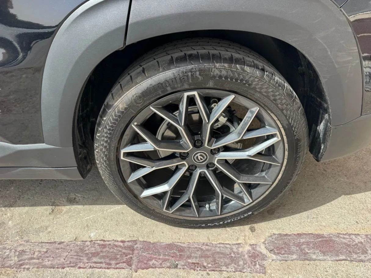 Car image 9