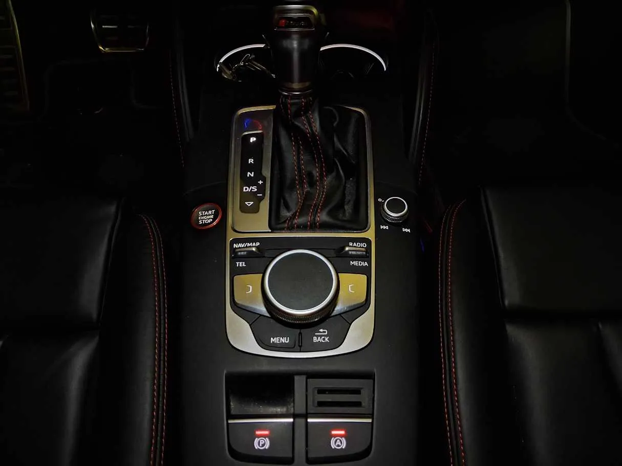 Car image 18
