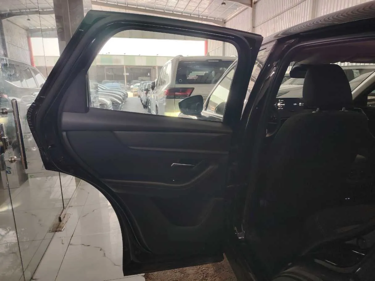 Car image 18