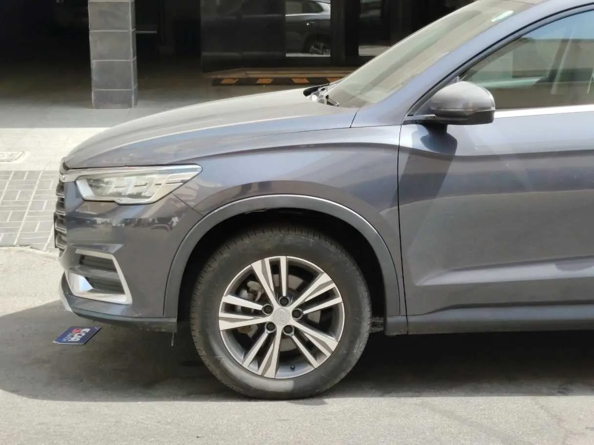 Car image 9
