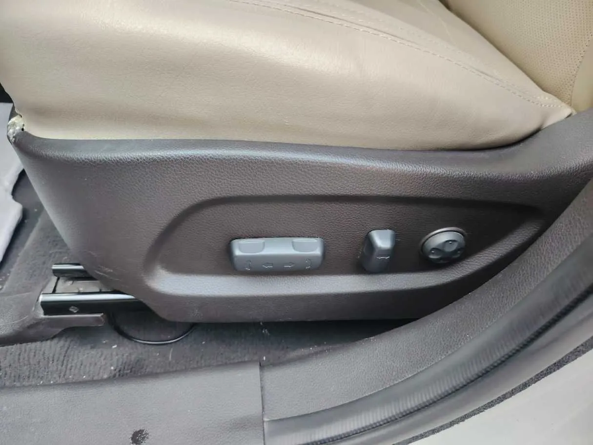 Car image 30