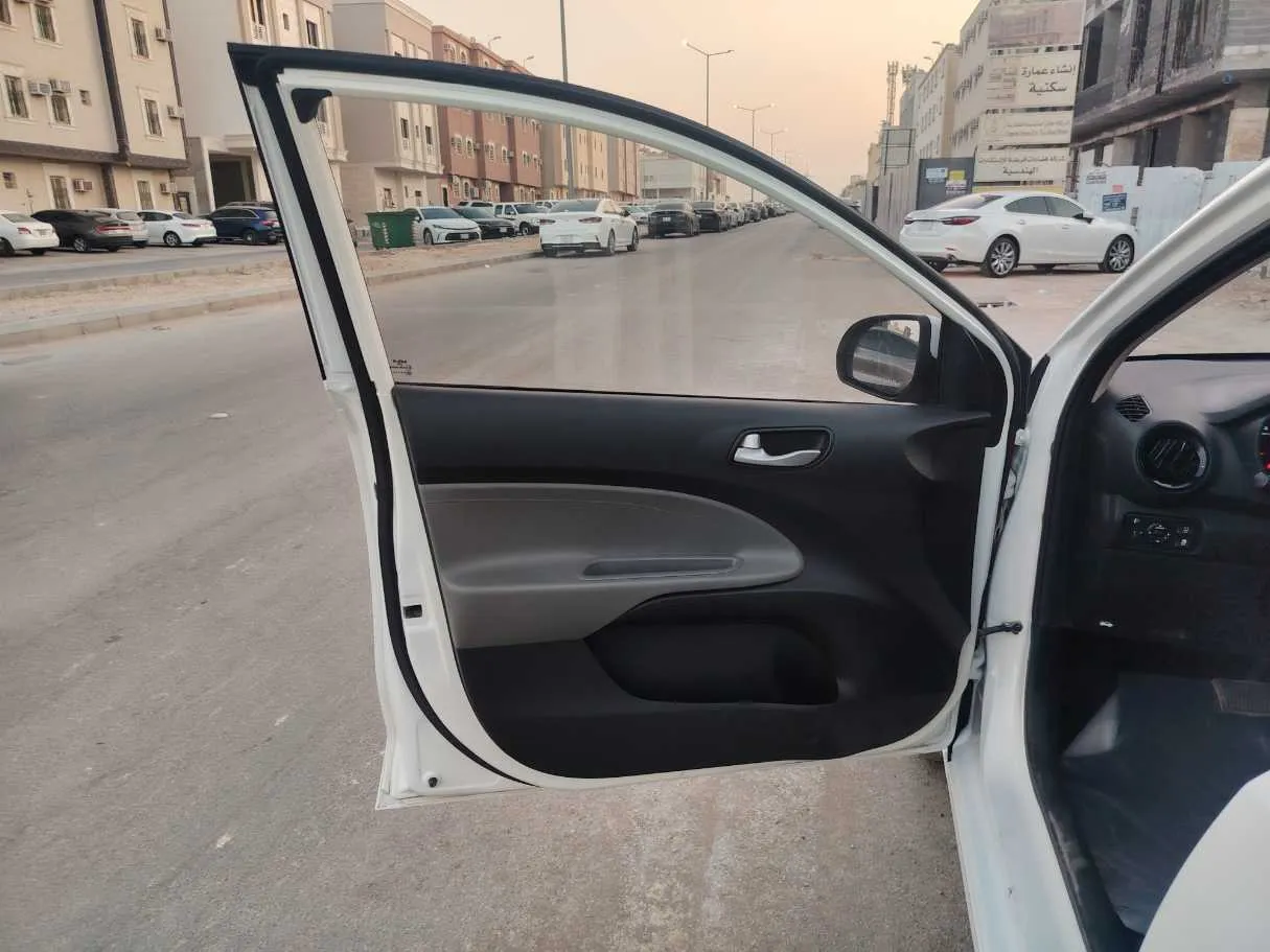 Car image 11