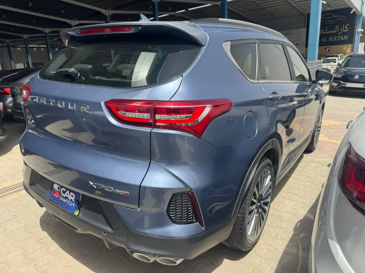 Car image 4