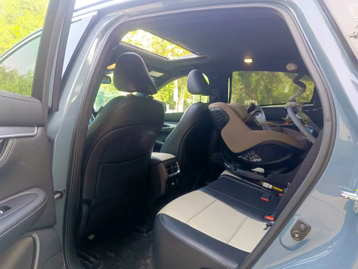 Car image 17
