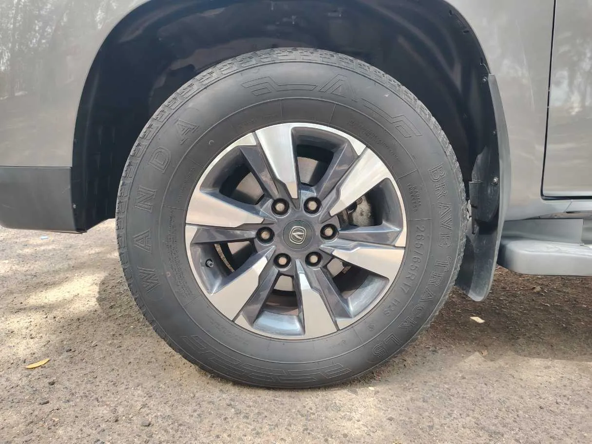 Car image 9