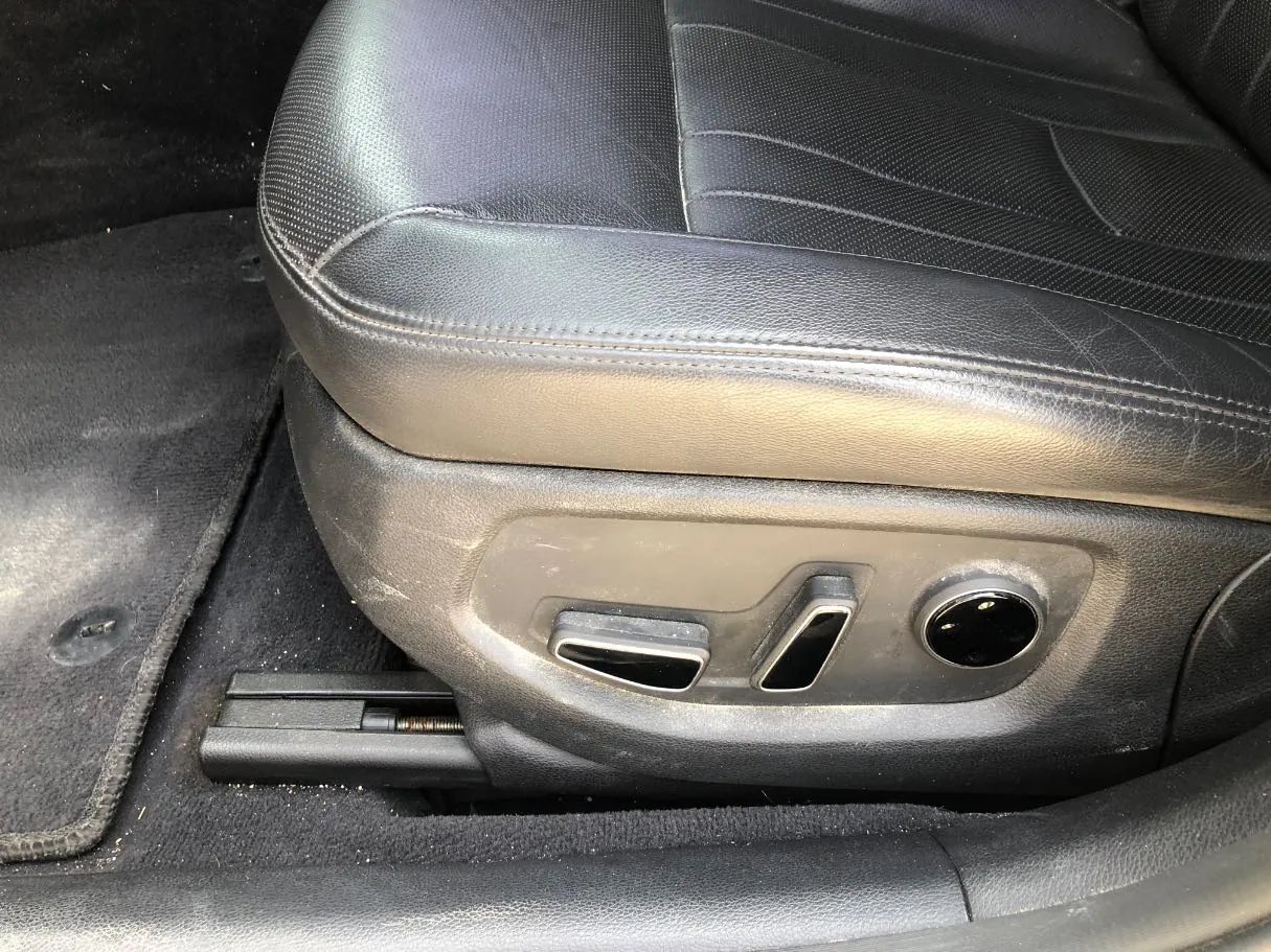 Car image 17