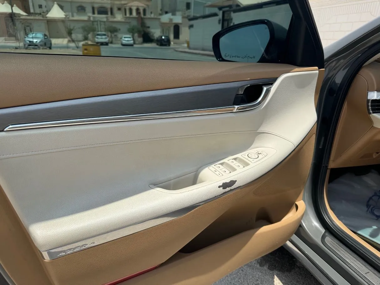 Car image 23