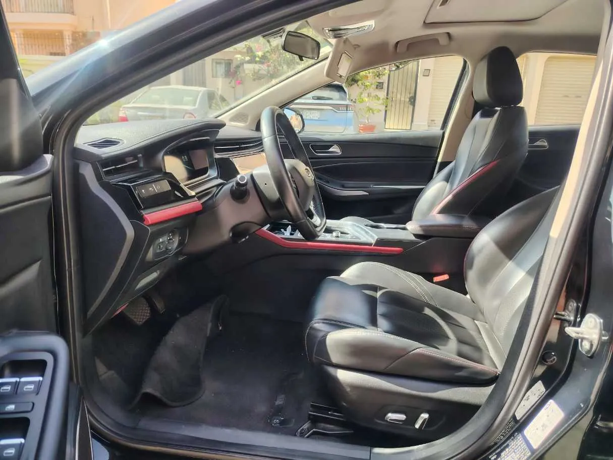 Car image 14